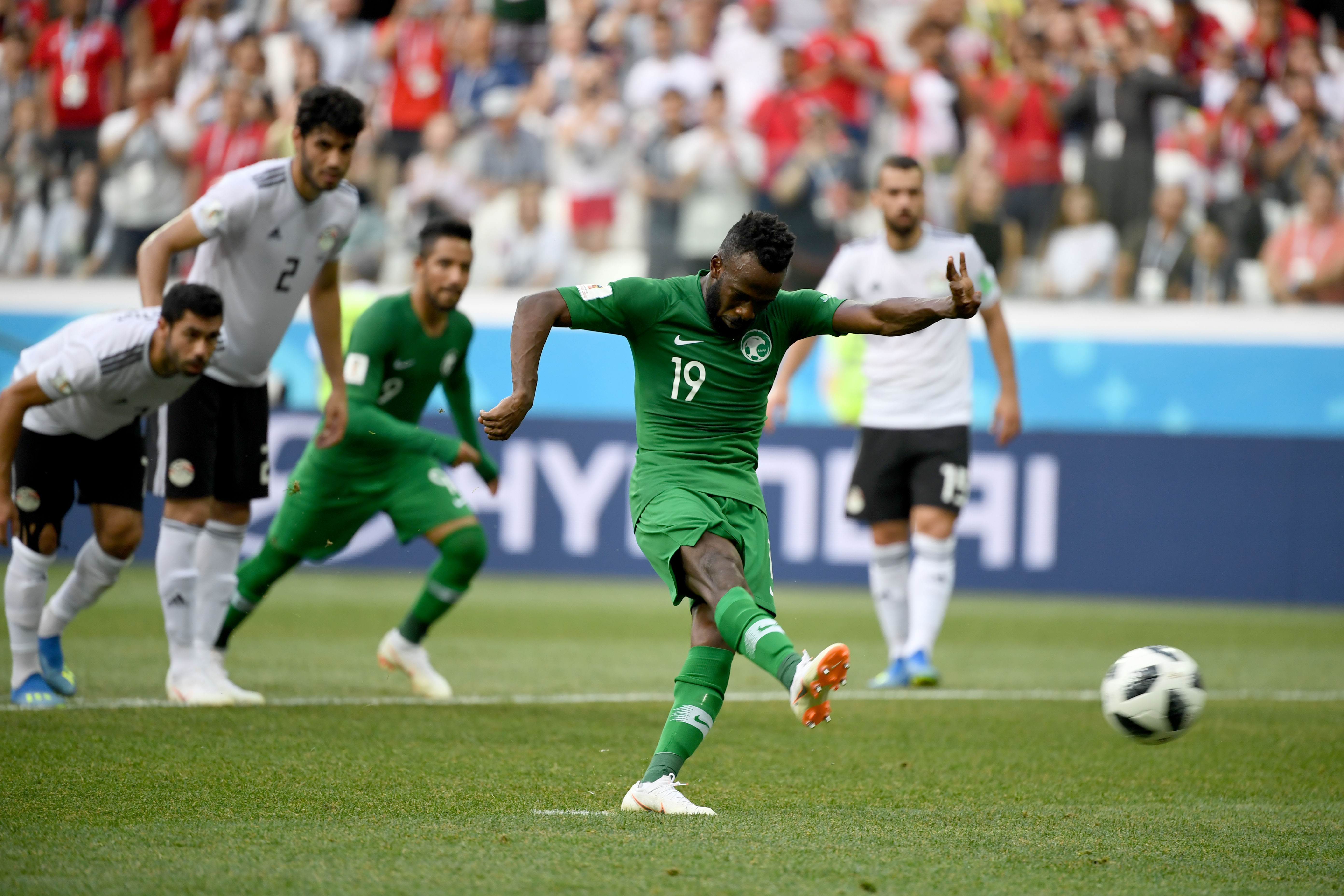 APP下载链接-埃及队奋力抗击沙特队，取得胜利 